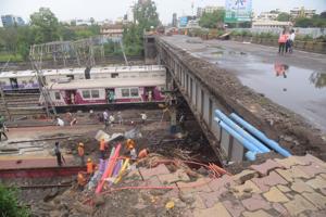 The last affected line, i.e. the south-bound slow line between Andheri and Vile Parle, was fixed around 1am on Wednesday.(Satyabrata Tripathy/HT Photo) The last affected line, i.e. the south-bound slow line between Andheri and Vile Parle, was fixed around 1am on Wednesday.(Satyabrata Tripathy/HT Photo)