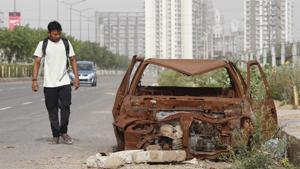 A burnt car at Sector 62, near Ullawas village, in Gurugram, Haryana.(Yogendra Kumar/HT PHOTO) A burnt car at Sector 62, near Ullawas village, in Gurugram, Haryana.(Yogendra Kumar/HT PHOTO)