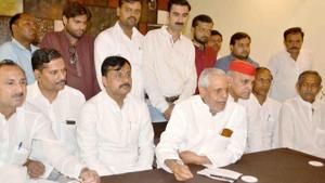 Samajwadi Party leader Rajendra Chaudhary discusses poll strategy for civic and parliamentary elections with party leaders in Haridwar.(HT File) Samajwadi Party leader Rajendra Chaudhary discusses poll strategy for civic and parliamentary elections with party leaders in Haridwar.(HT File)