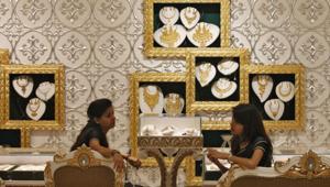 Employees wait for customers inside a gold jewellery showroom in New Delhi.(Reuters File Photo) Employees wait for customers inside a gold jewellery showroom in New Delhi.(Reuters File Photo)