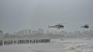 Search operations underway off Juhu beach on Friday morning.(Satyabrata Tripathy/HT Photo) Search operations underway off Juhu beach on Friday morning.(Satyabrata Tripathy/HT Photo)