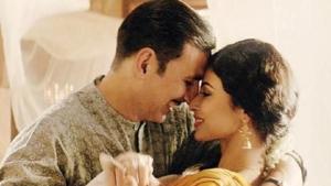 Gold song Naino Se Baandhi has Akshay Kumar, Mouni Roy and the dance of seduction.