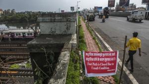 The partially collapsed bridge in Andheri.(Satish Bate/HT Photo) The partially collapsed bridge in Andheri.(Satish Bate/HT Photo)