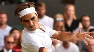 Switzerland's Roger Federer returns to Germany's Jan-Lennard Struff in their men's singles third round match on the fifth day of the 2018 Wimbledon Championships at The All England Lawn Tennis Club in Wimbledon.(AFP) Switzerland's Roger Federer returns to Germany's Jan-Lennard Struff in their men's singles third round match on the fifth day of the 2018 Wimbledon Championships at The All England Lawn Tennis Club in Wimbledon.(AFP)