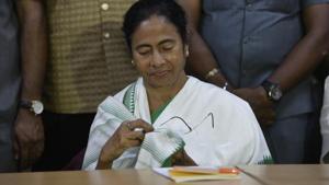 The step by the Mamata Banerjee government is being viewed as a move to pacify employees over the huge difference in dearness allowances of Union and other state government employees, before the 2019 general elections.(HT/File Photo) The step by the Mamata Banerjee government is being viewed as a move to pacify employees over the huge difference in dearness allowances of Union and other state government employees, before the 2019 general elections.(HT/File Photo)