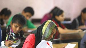 SBI PO Exam 2018 analysis: A total of 100 questions had to be answered in 60 minutes in each slot. All the sections, except English language, were available in both English and Hindi.(HT file) SBI PO Exam 2018 analysis: A total of 100 questions had to be answered in 60 minutes in each slot. All the sections, except English language, were available in both English and Hindi.(HT file)