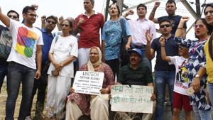 Buyers of Unitech Anthea floors hold a protest at the project site in sector 70, in Gurugram on Sunday, July 01, 2018.(Yogendra Kumar/HT PHOTO) Buyers of Unitech Anthea floors hold a protest at the project site in sector 70, in Gurugram on Sunday, July 01, 2018.(Yogendra Kumar/HT PHOTO)