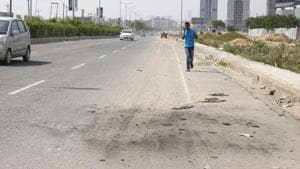 Following HT’s report, the gutted car near Ullawas village underpass in Gurugram’s sector 59 has been removed by traffic police.(Yogendra Kumar/HT PHOTO) Following HT’s report, the gutted car near Ullawas village underpass in Gurugram’s sector 59 has been removed by traffic police.(Yogendra Kumar/HT PHOTO)