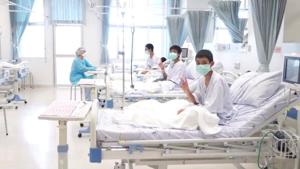 A screen grab shows boys rescued from the Thai cave wearing masks and resting in a hospital in Chiang Rai, Thailand, on Wednesday.(Reuters photo) A screen grab shows boys rescued from the Thai cave wearing masks and resting in a hospital in Chiang Rai, Thailand, on Wednesday.(Reuters photo)