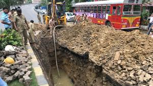 Repair work underway after a water pipeline burst near Parel flyover on Thursday morning.(Bhushan Koyande/HT Photo) Repair work underway after a water pipeline burst near Parel flyover on Thursday morning.(Bhushan Koyande/HT Photo)