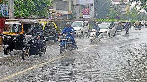 The water-logged SV Road in Santacruz on Tuesday.(Satyabrata Tripathy/HT Photo)