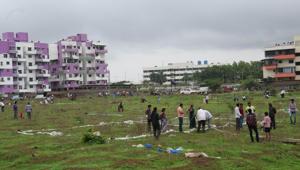 Within two to three hours, residents demarcated the entire 50 acres with clothes, stones, and whatever they had.(HT PHOTO) Within two to three hours, residents demarcated the entire 50 acres with clothes, stones, and whatever they had.(HT PHOTO)