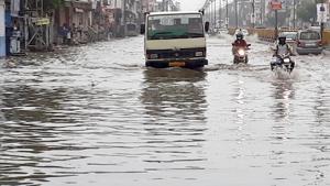 Vehicles wade through waterlogged streets during rains in Jaipur on Thursday.(HT Photo) Vehicles wade through waterlogged streets during rains in Jaipur on Thursday.(HT Photo)