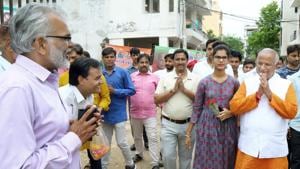 Supporters celebrate state BJP president Madan Lal Saini's birthday at his residence in Jaipur on Friday.(HT PHOTO) Supporters celebrate state BJP president Madan Lal Saini's birthday at his residence in Jaipur on Friday.(HT PHOTO)