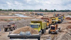Sand lorries at Cauvery river in Tamil Nadu. Projects worth about Rs 10,000 crore are stuck in state due paucity of sand, officials say.(HT Photo) Sand lorries at Cauvery river in Tamil Nadu. Projects worth about Rs 10,000 crore are stuck in state due paucity of sand, officials say.(HT Photo)