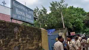 Police stand outside a home run by the Missionaries of Charity in Ranchi on July 4.(Reuters) Police stand outside a home run by the Missionaries of Charity in Ranchi on July 4.(Reuters)