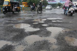 Potholes at Teen Hath Naka in Thane creating problems for the people.(Praful Gangurde) Potholes at Teen Hath Naka in Thane creating problems for the people.(Praful Gangurde)