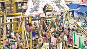 Bhois, the group of workers who do all the heavy lifting, fix the dwarbedha – an arched section on four sides of the chariot - on to Jagannath’s rath.(Raj K Raj/HT PHOTO) Bhois, the group of workers who do all the heavy lifting, fix the dwarbedha – an arched section on four sides of the chariot - on to Jagannath’s rath.(Raj K Raj/HT PHOTO)