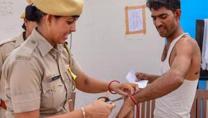 A police personnel removes a wristband of a candidate before entering the examination centre for the Rajasthan Police Constable Recruitment Exam 2018, in Bikaner on Saturday.(PTI) A police personnel removes a wristband of a candidate before entering the examination centre for the Rajasthan Police Constable Recruitment Exam 2018, in Bikaner on Saturday.(PTI)