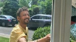 Irrfan Khan gives a big smile to someone in this photo.(Twitter) Irrfan Khan gives a big smile to someone in this photo.(Twitter)