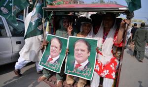 Supporters of ousted Pakistan prime minister Nawaz Sharif take part in a march towards Lahore airport ahead of his arrival from London, July 13, 2018. Pakistan Supreme Court convicted him in a case of money laundering.(AFP) Supporters of ousted Pakistan prime minister Nawaz Sharif take part in a march towards Lahore airport ahead of his arrival from London, July 13, 2018. Pakistan Supreme Court convicted him in a case of money laundering.(AFP)