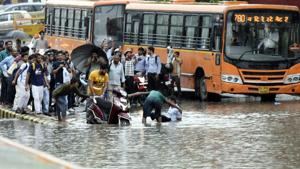 Pedestrians stuck on a waterlogged street in New Delhi on Friday.(Arvind Yadav/HT PHOTO) Pedestrians stuck on a waterlogged street in New Delhi on Friday.(Arvind Yadav/HT PHOTO)