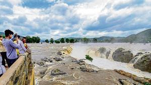 Heavy flow at Hogenakkal Falls, in Dharmapuri on Friday.(PTI File Photo) Heavy flow at Hogenakkal Falls, in Dharmapuri on Friday.(PTI File Photo)