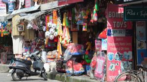 An encroached footpath at Paltan Bazaar in Dehradun.(HT File Photo) An encroached footpath at Paltan Bazaar in Dehradun.(HT File Photo)