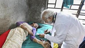 Prime Minister Narendra Modi visits a woman, who was injured after a portion of a tent collapsed at his rally, at a hospital in Midnapore on July 16.(PTI Photo) Prime Minister Narendra Modi visits a woman, who was injured after a portion of a tent collapsed at his rally, at a hospital in Midnapore on July 16.(PTI Photo)