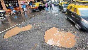 Potholes line the road outside Dadar station.(Pratik Chorge/HT Photo) Potholes line the road outside Dadar station.(Pratik Chorge/HT Photo)