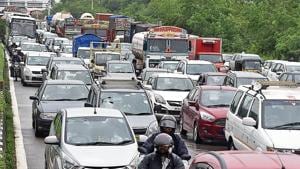 Traffic jam on Sion-Panvel highway near CBD Belapur in Navi Mumbai on Tuesday.(Bachchan Kumar/ HT Photo)