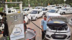 CNG vehicles queue up at the filling station in Sector 44, Chandigarh. More stations coming up in 2018-19 will mean easy availability of gas.(Sikander singh chopra/HT)