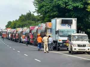 A police vehicle accompanies milk tankers on their way to Mumbai on Pune-Bangalore National Highway.(PTI) A police vehicle accompanies milk tankers on their way to Mumbai on Pune-Bangalore National Highway.(PTI)