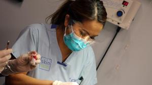 Dr Sandra Lee during a procedure on the new show Dr Pimple Popper. On the show, Lee sees patients with real medical issues like giant, painful cysts that affect their daily lives and self-esteem.(AP) Dr Sandra Lee during a procedure on the new show Dr Pimple Popper. On the show, Lee sees patients with real medical issues like giant, painful cysts that affect their daily lives and self-esteem.(AP)