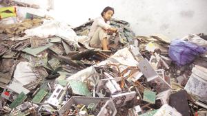 People working at e-waste market at Seelampur in New Delhi.(Arijit Sen/HT Photo) People working at e-waste market at Seelampur in New Delhi.(Arijit Sen/HT Photo)