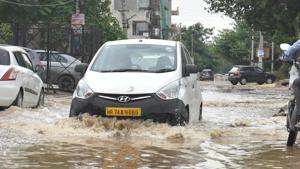 A waterlogged road in Gurugram’s sector 45 following rains on July 15, 2018.(Yogesh Kumar/HT PHOTO) A waterlogged road in Gurugram’s sector 45 following rains on July 15, 2018.(Yogesh Kumar/HT PHOTO)