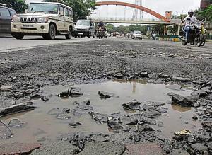 Potholes at Express Highway at Anand Nager in Kopri.(Ht Photo) Potholes at Express Highway at Anand Nager in Kopri.(Ht Photo)