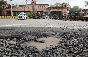 Potholes at Modela check naka in Thane.(HT Photo) Potholes at Modela check naka in Thane.(HT Photo)