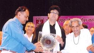 Prasoon Joshi with eminent Hindi poet and lyricist Gopal Das Neeraj. Prasoon Joshi with eminent Hindi poet and lyricist Gopal Das Neeraj.