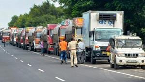 A police vehicle accompanies milk tankers on their way to Mumbai, at Karad on Pune-Bangalore National Highway on Wednesday.(PTI) A police vehicle accompanies milk tankers on their way to Mumbai, at Karad on Pune-Bangalore National Highway on Wednesday.(PTI)