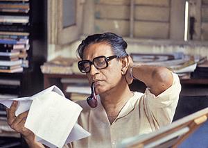 Satyajit Ray at home in Calcutta on 10 April, 1982.(Santosh Basak/ Getty Images) Satyajit Ray at home in Calcutta on 10 April, 1982.(Santosh Basak/ Getty Images)