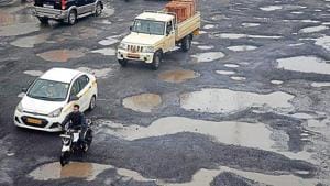 Experts from the centre will be able to offer permanent solutions to bad roads and ensure the city is rain-ready.(HT Photo) Experts from the centre will be able to offer permanent solutions to bad roads and ensure the city is rain-ready.(HT Photo)