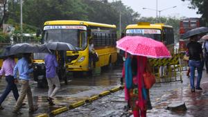 Private buses were seen dropping people to work at Bandra-Kurla Complex on Friday morning.(Pratik Chorge/HT Photo) Private buses were seen dropping people to work at Bandra-Kurla Complex on Friday morning.(Pratik Chorge/HT Photo)