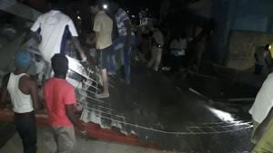 The scaffolding of the building is suspected to have given away due to weight and trapped some labourers after it collapsed, police said.(HT Photo) The scaffolding of the building is suspected to have given away due to weight and trapped some labourers after it collapsed, police said.(HT Photo)