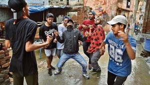 Sandeep Panchal (above, second from right) of Quake dance crew performs with other hip-hop artistes in Burari.(HT Photo) Sandeep Panchal (above, second from right) of Quake dance crew performs with other hip-hop artistes in Burari.(HT Photo)