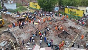 Rescue operations begin at the spot where a building collapsed in Ghaziabad on Sunday afternoon.(Shakib Ali/HT Photo) Rescue operations begin at the spot where a building collapsed in Ghaziabad on Sunday afternoon.(Shakib Ali/HT Photo)