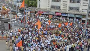 Maratha community members block the road during a protest against the government demanding reservation, in Solapur.(PTI) Maratha community members block the road during a protest against the government demanding reservation, in Solapur.(PTI)