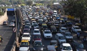 The elevated road is expected to reduce traffic on the Western Express Highway (in pic).(HT File Photo) The elevated road is expected to reduce traffic on the Western Express Highway (in pic).(HT File Photo)