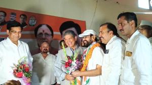 Former CM Harish Rawat and other leaders welcome Congress state in-charge Anugrah Narayan Singh in Haldwani.(HT File) Former CM Harish Rawat and other leaders welcome Congress state in-charge Anugrah Narayan Singh in Haldwani.(HT File)