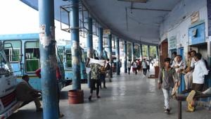 Located in sector 12, Gurugram’s only bus stand continues to operate from the building that was declared unsafe in 2015.(Yogesh Kumar/HT PHOTO) Located in sector 12, Gurugram’s only bus stand continues to operate from the building that was declared unsafe in 2015.(Yogesh Kumar/HT PHOTO)